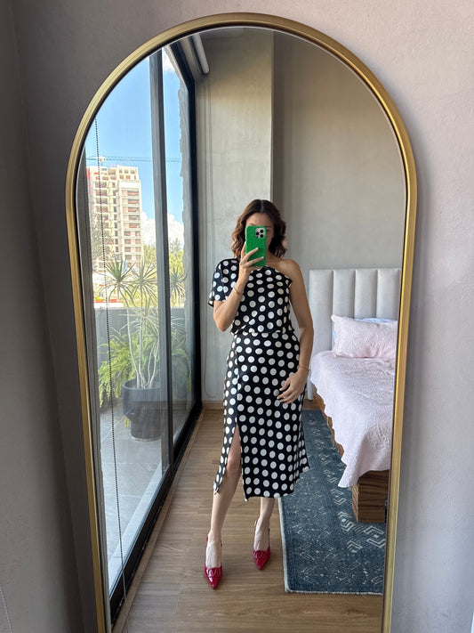 Vestido midi one shoulder lunares negro