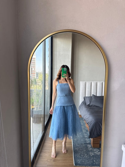 Vestido tirantes con cinto y falda mesh azul