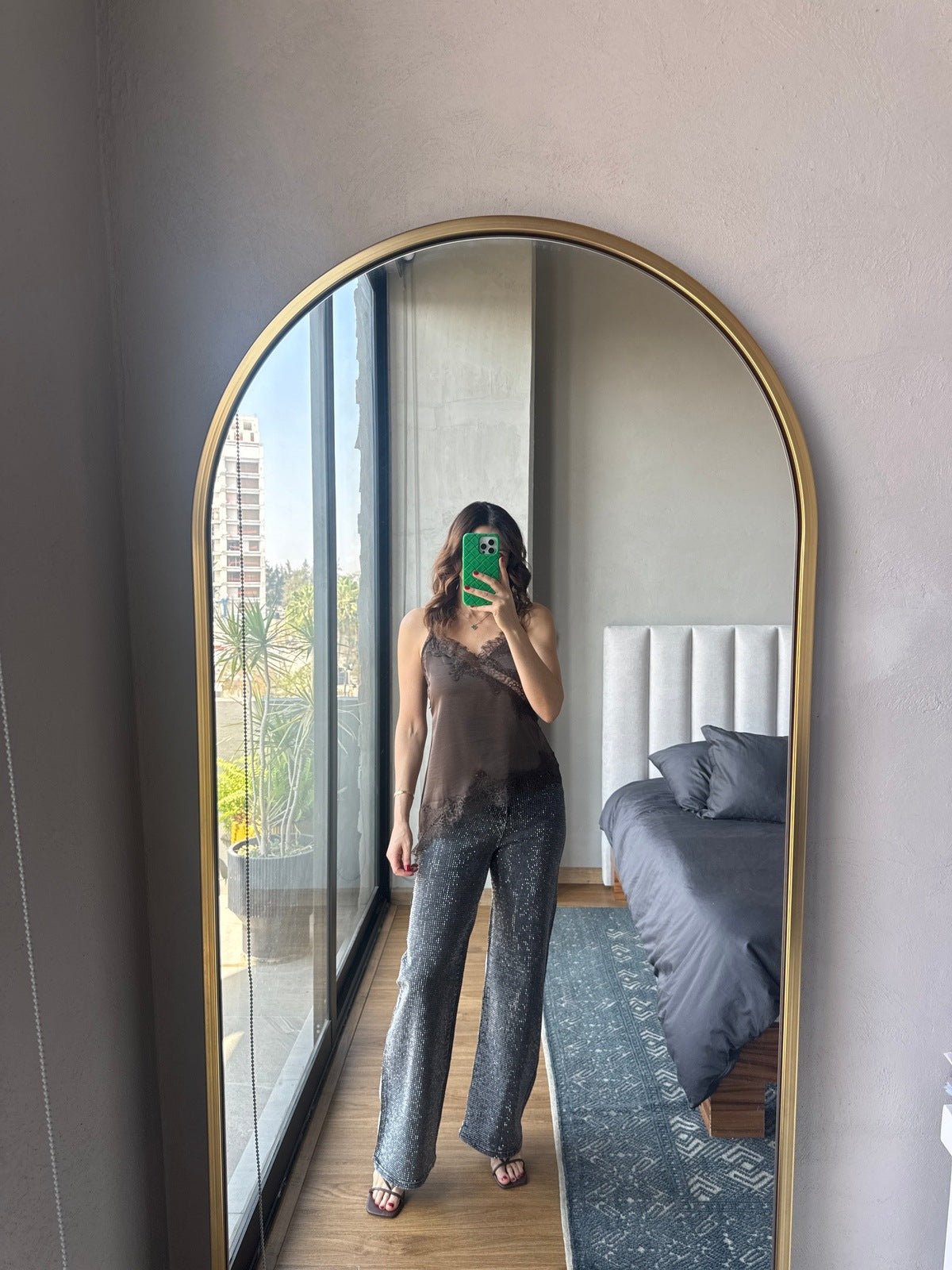 Blusa satín corta con lace café