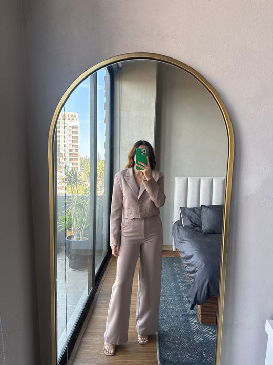 Set blazer corto y pantalón con detalle lace moka