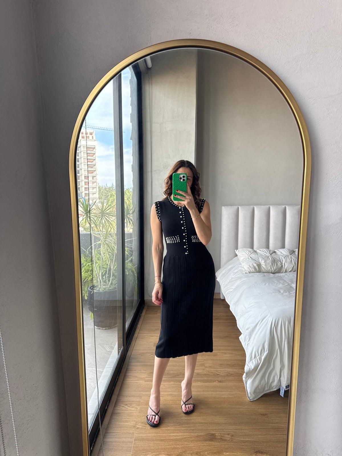 Vestido negro corto detalle aplicación perlas