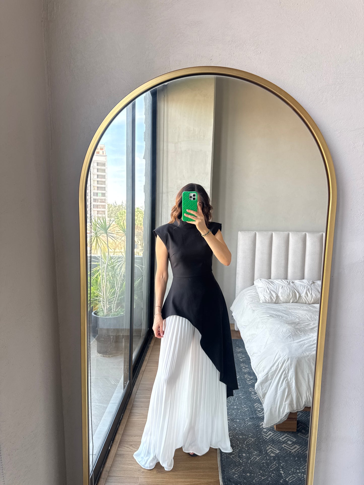 Set blusa larga negra y falda pantalón plisado blanco