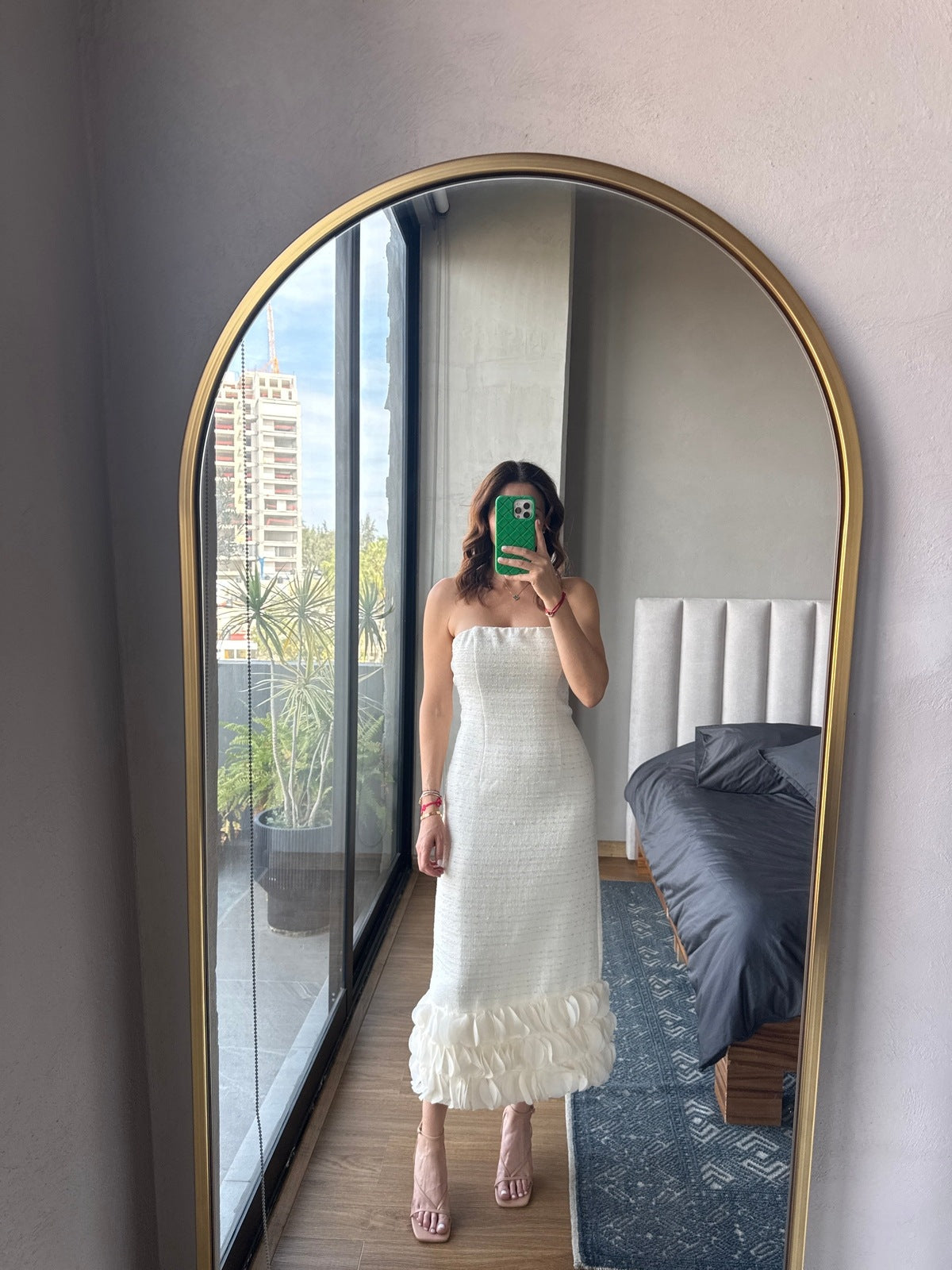 Vestido midi strapless detalle pétalos en falda ivory