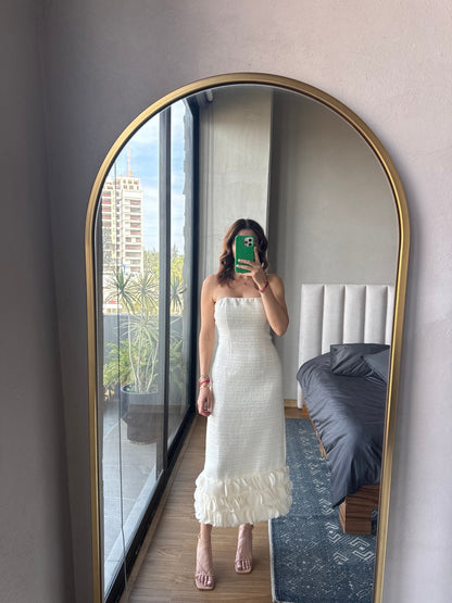 Vestido midi strapless detalle pétalos en falda ivory