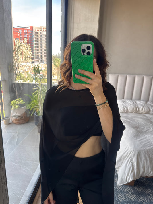 Blusa estilo capa negra