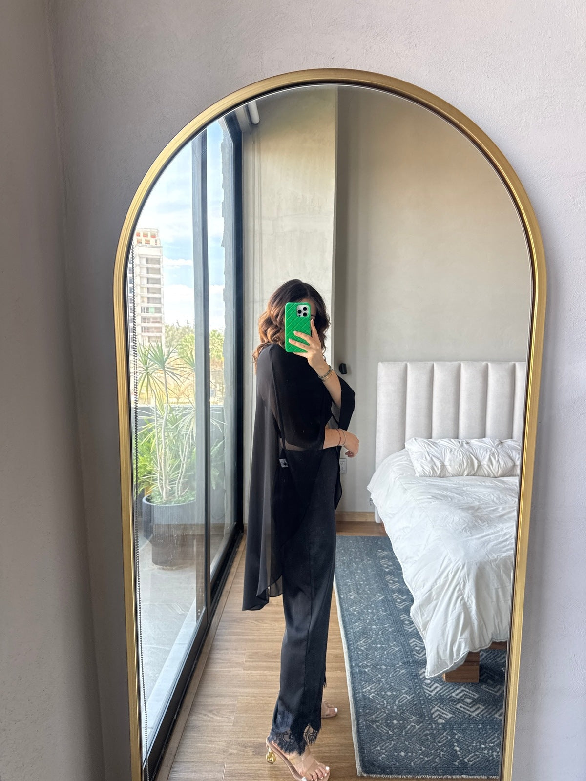 Blusa estilo capa negra
