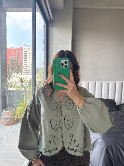 Blusa con detalle corte laser olivo