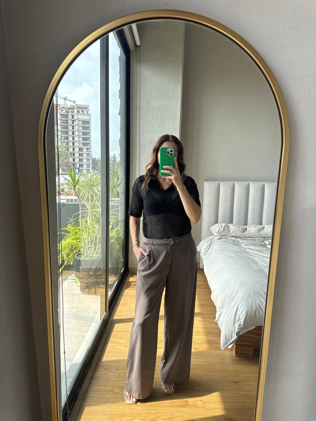 Pantalón café con cinto