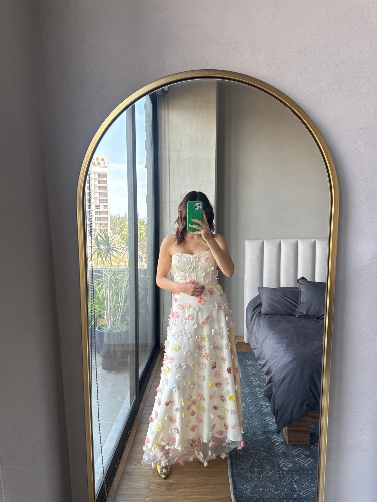 Vestido maxi strapless con aplicaciones flores