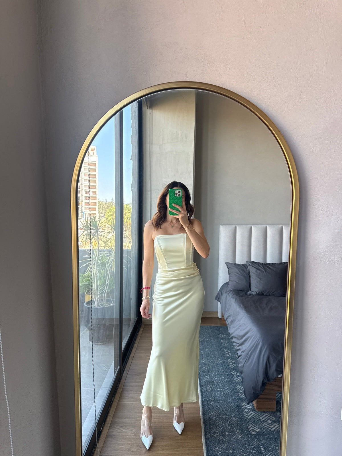Vestido strapless satín amarillo