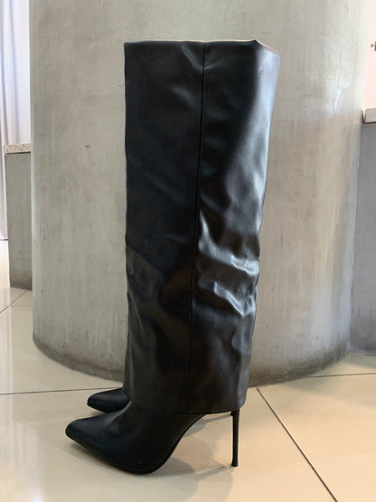 Bota con capucha negra