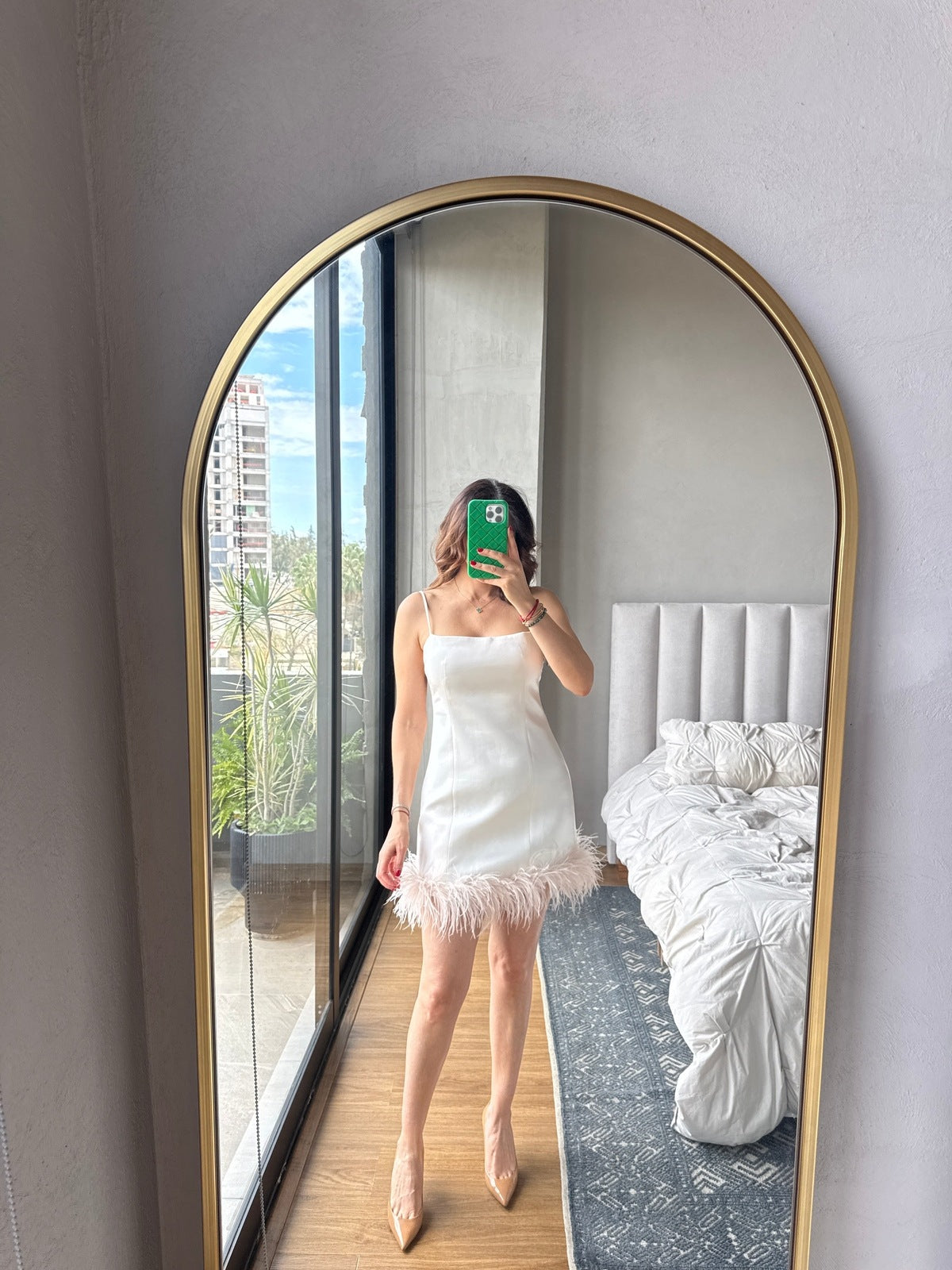 Vestido corto tirantes con detalle plumas