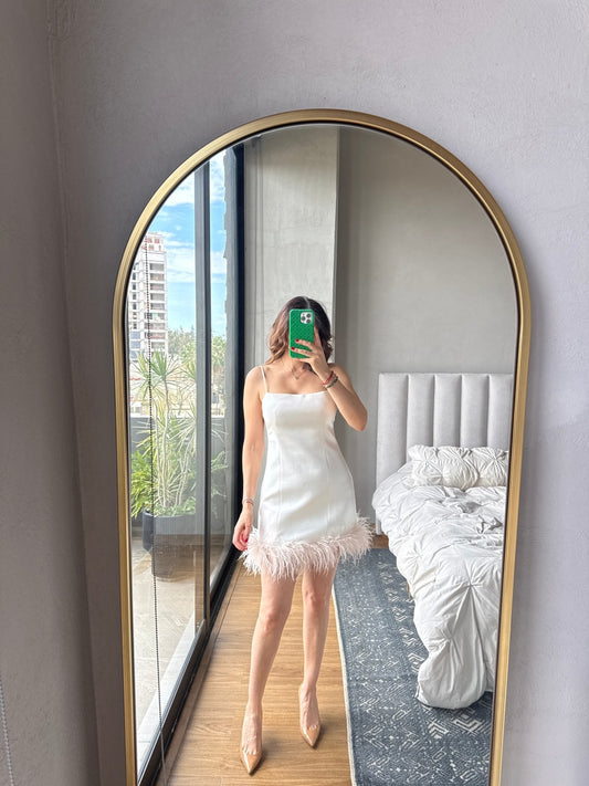 Vestido corto tirantes con detalle plumas