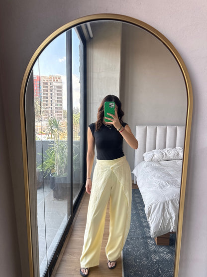 Pantalón con detalle lace y botón amarillo