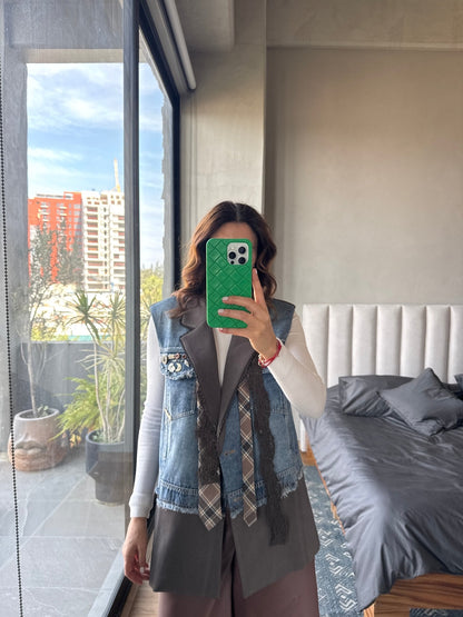 Chaleco con denim y corbata
