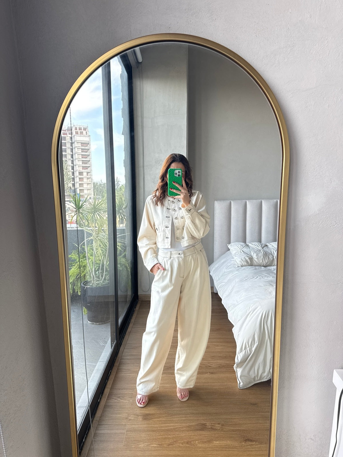 Set chamarra botones y pantalón barrel denim avena