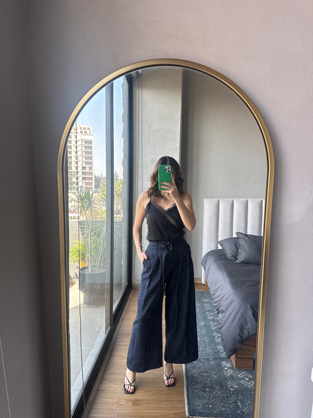 Blusa satín corta con lace negra