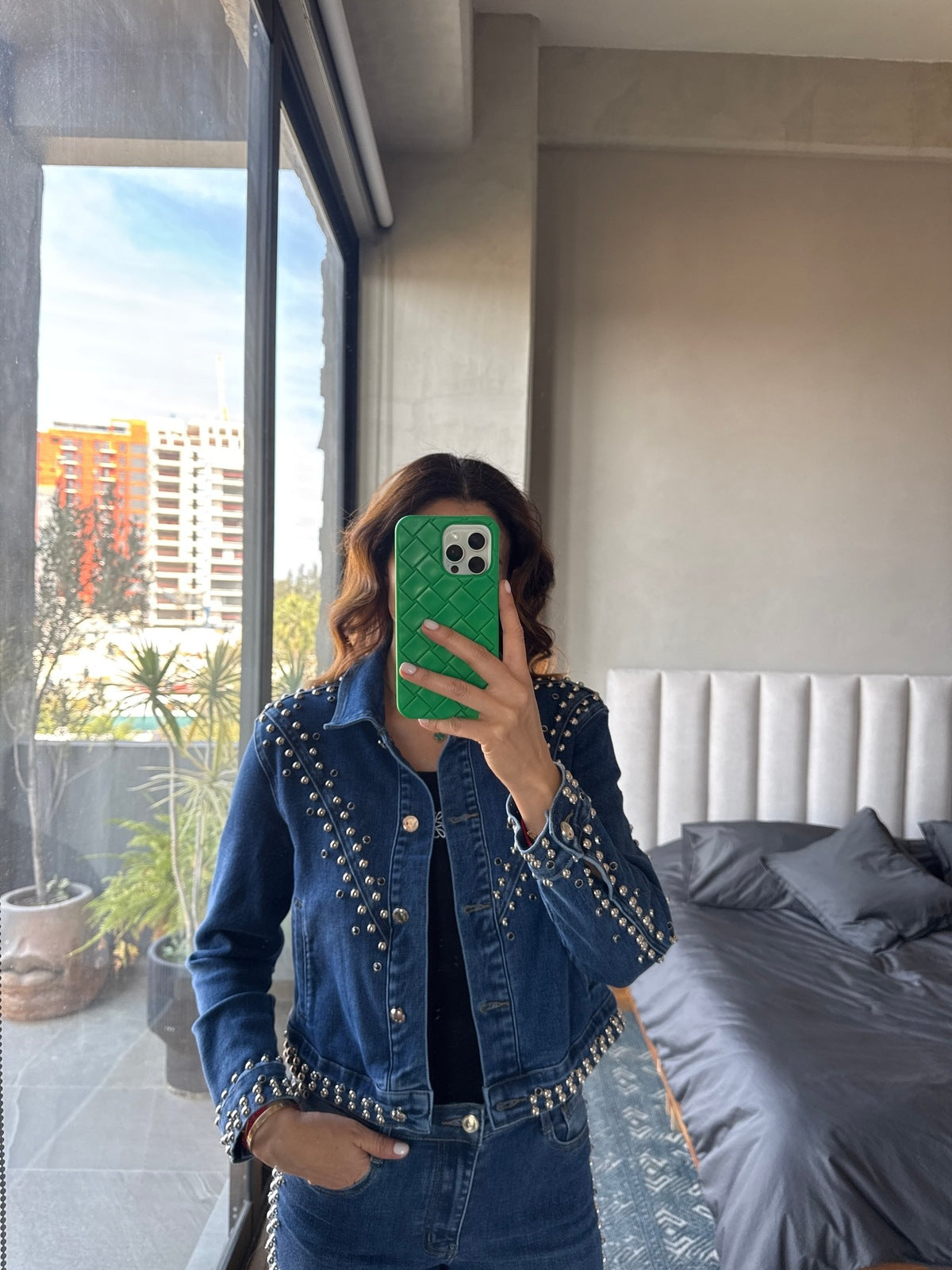 Chamarra denim con studs