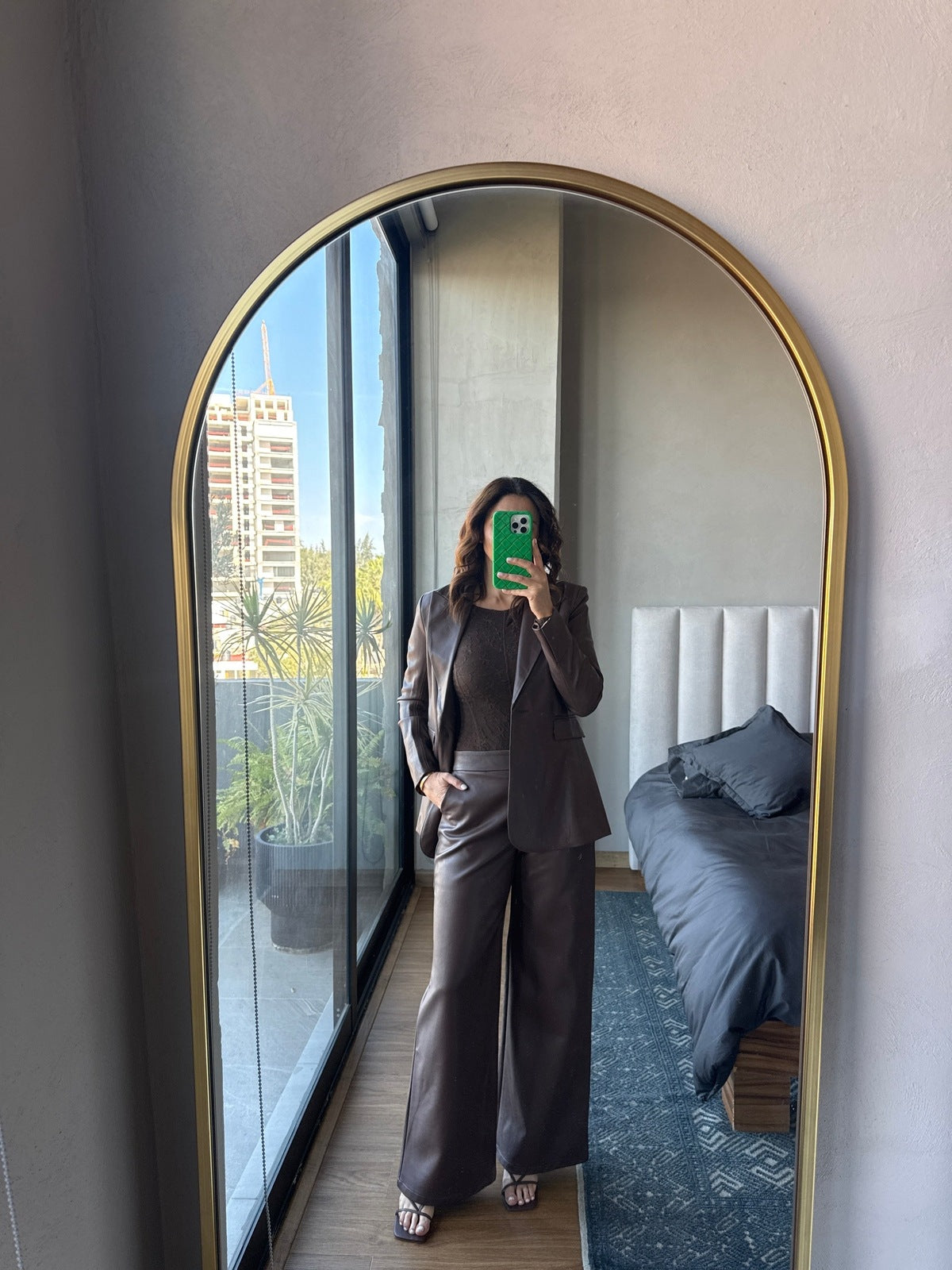 Set blazer y pantalón tipo piel café