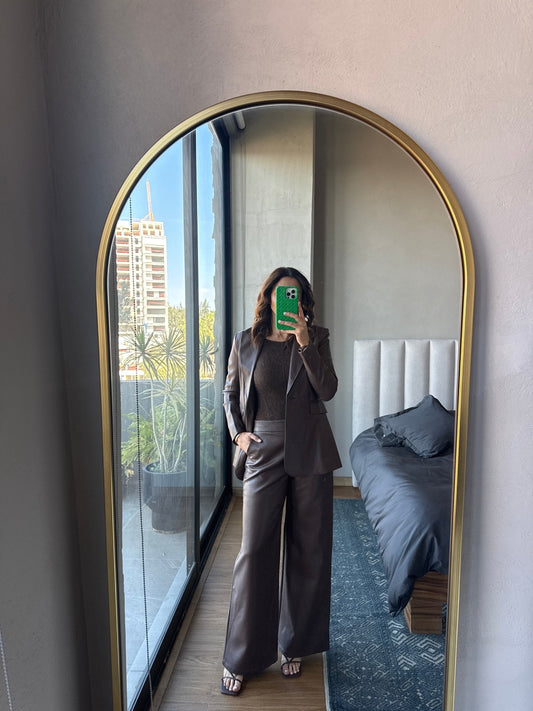 Set blazer y pantalón tipo piel café