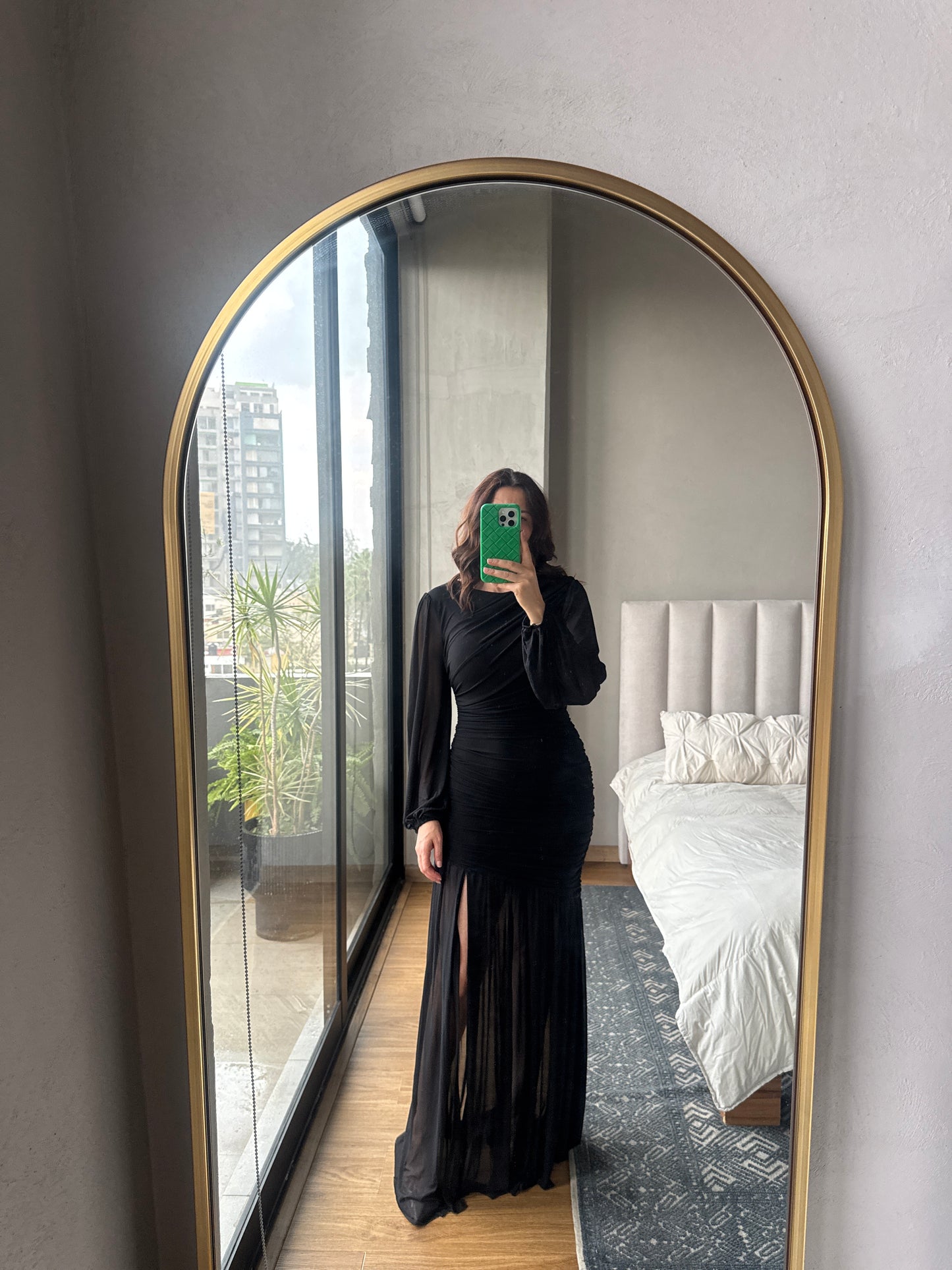 Vestido maxi drapeado mangas y abierta lateral negro