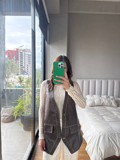 Chaleco dos botones tipo piel moka