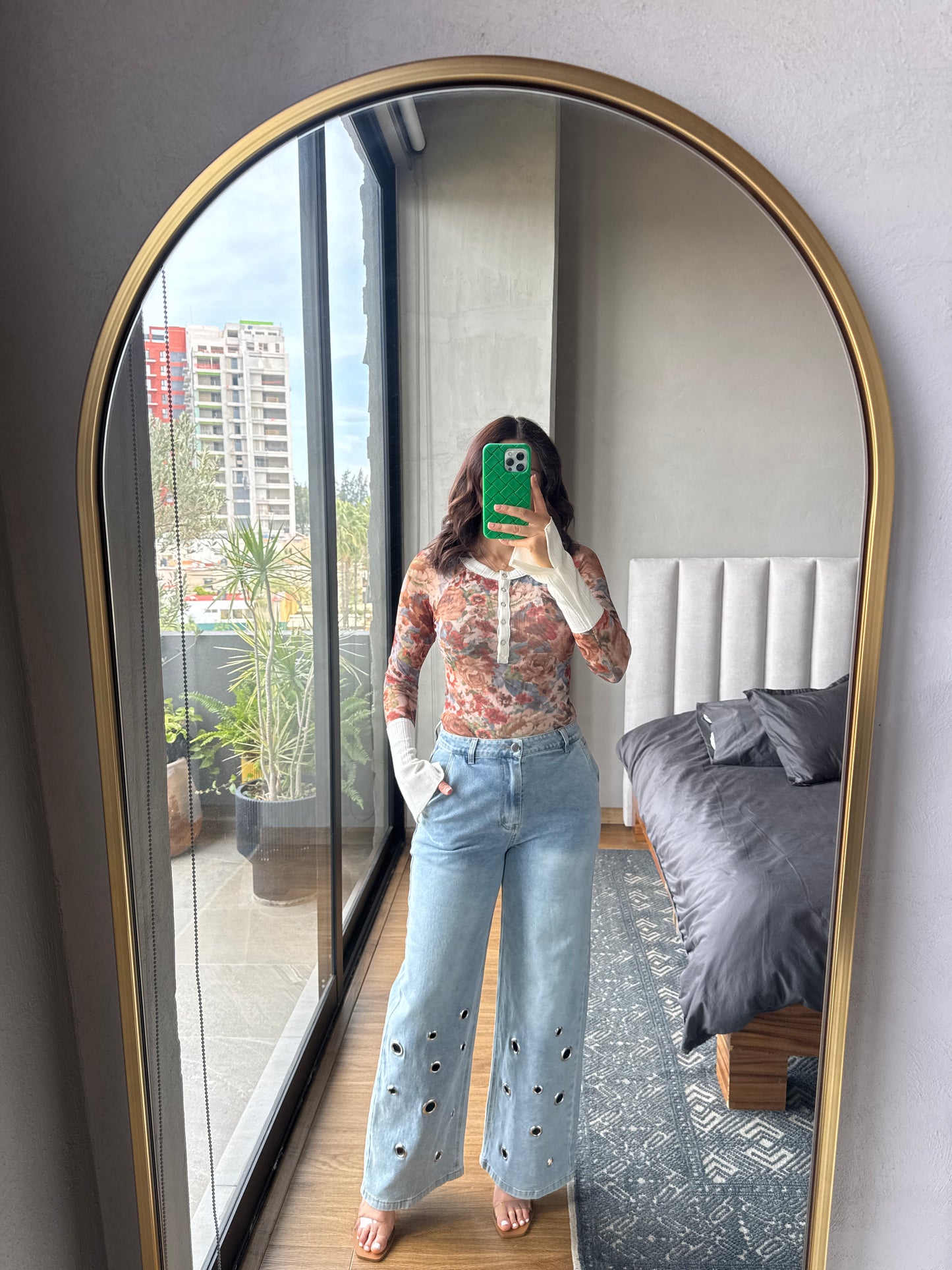 Blusa mesh flores detalle crema en puños