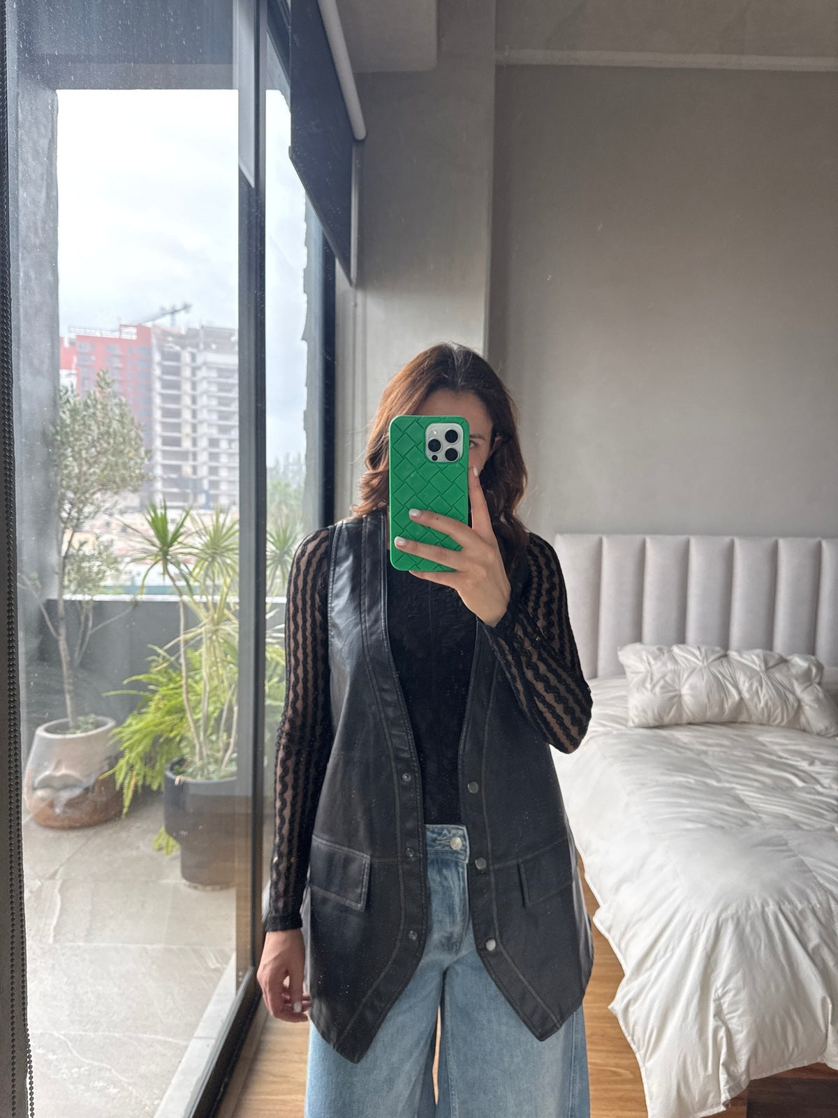 Chaleco dos botones tipo piel negro 1.1