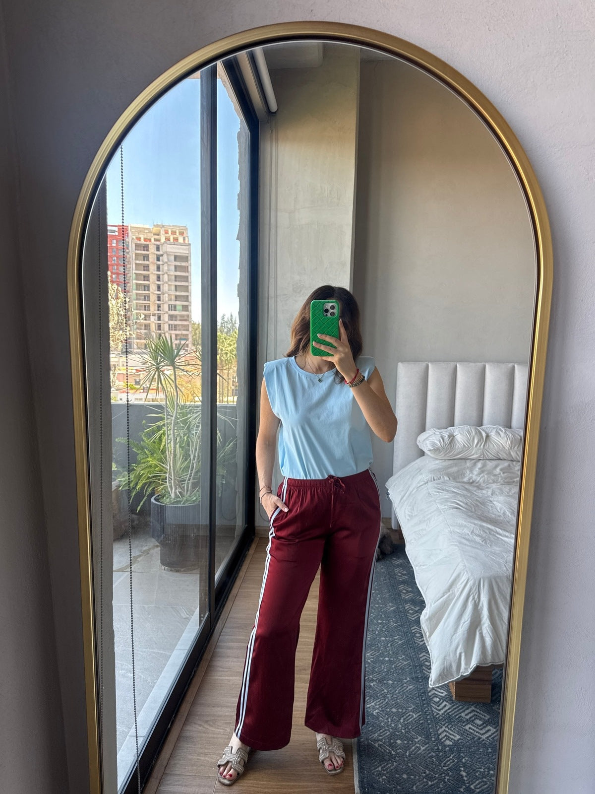 Track pants satín con linea burgandy