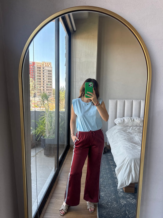 Track pants satín con linea burgandy