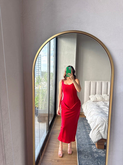 Vestido midi con satín rojo