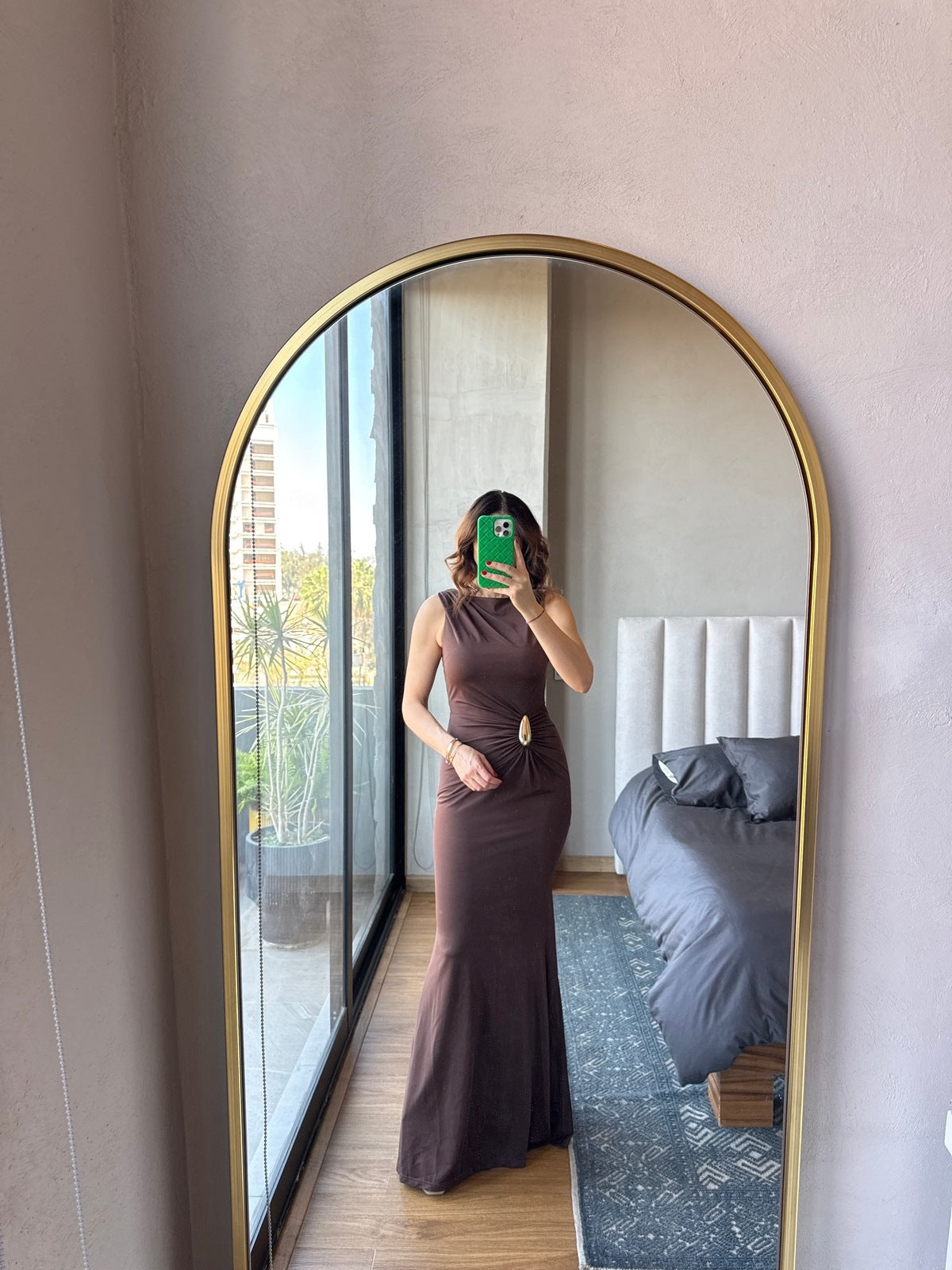 Vestido maxi aplicación metal en cintura café