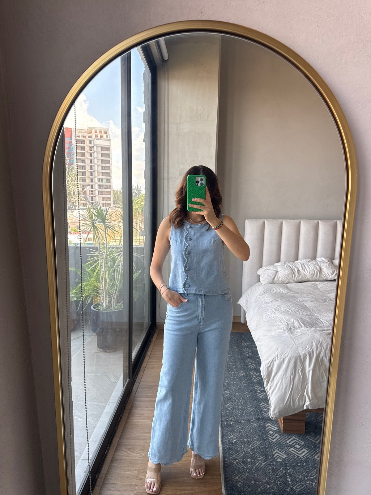Set chaleco y jeans con detalle ondas