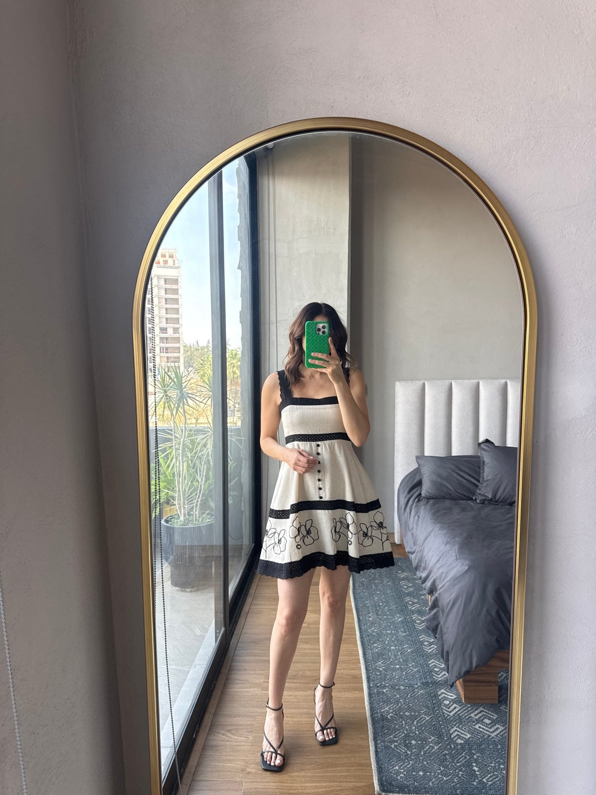 Vestido corto con tirantes y detalle crochet negro