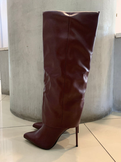 Bota con capucha tinta