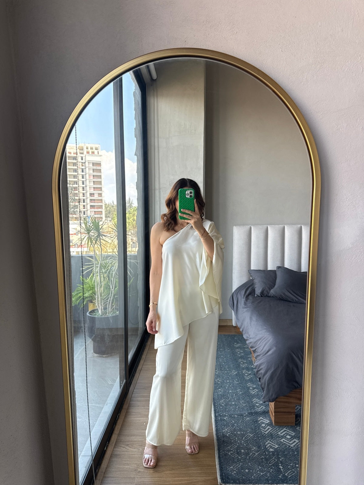 Set blusa one shoulder y pantalón satín crema