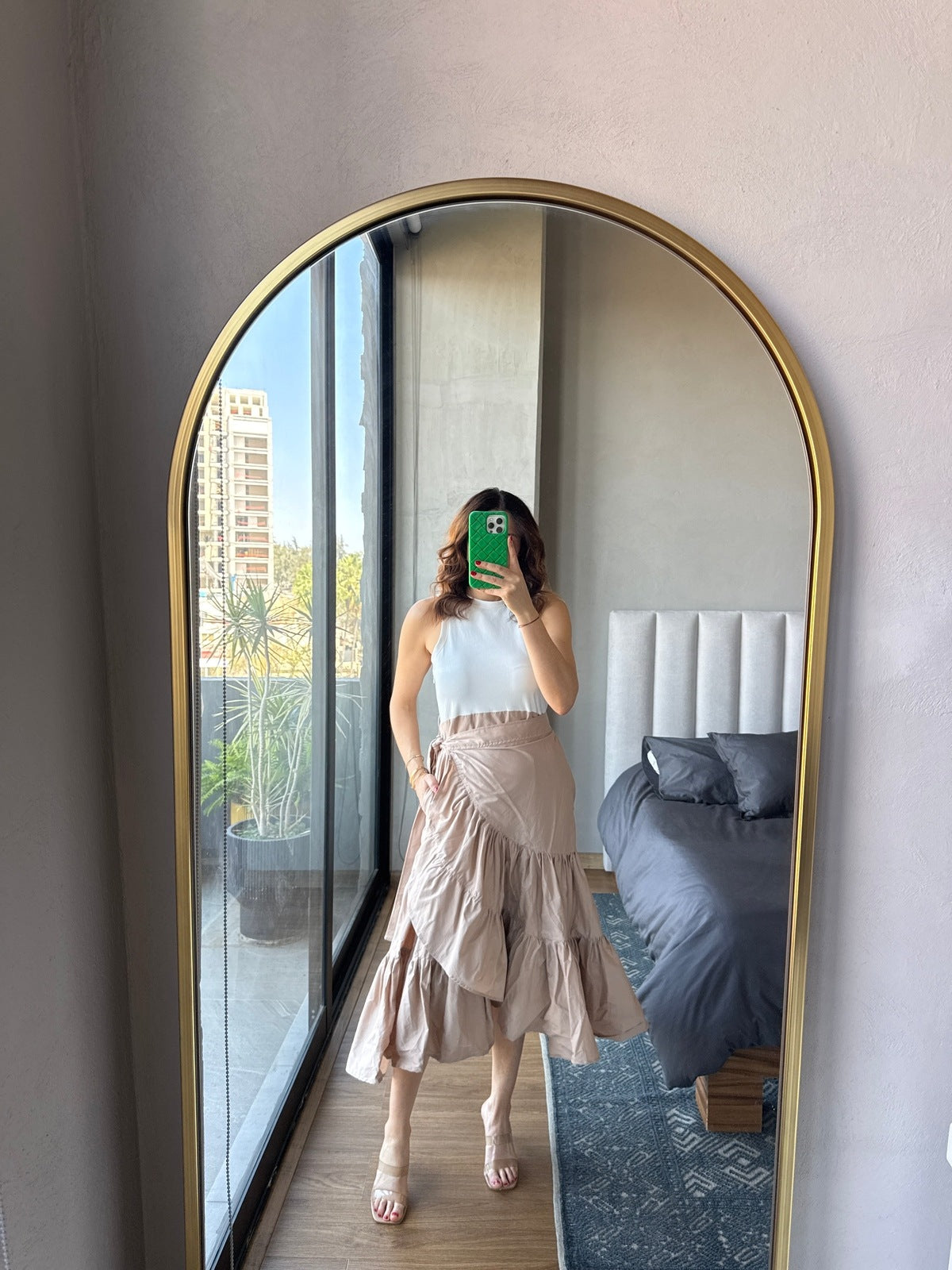 Vestido midi sin mangas envolvente bicolor beige