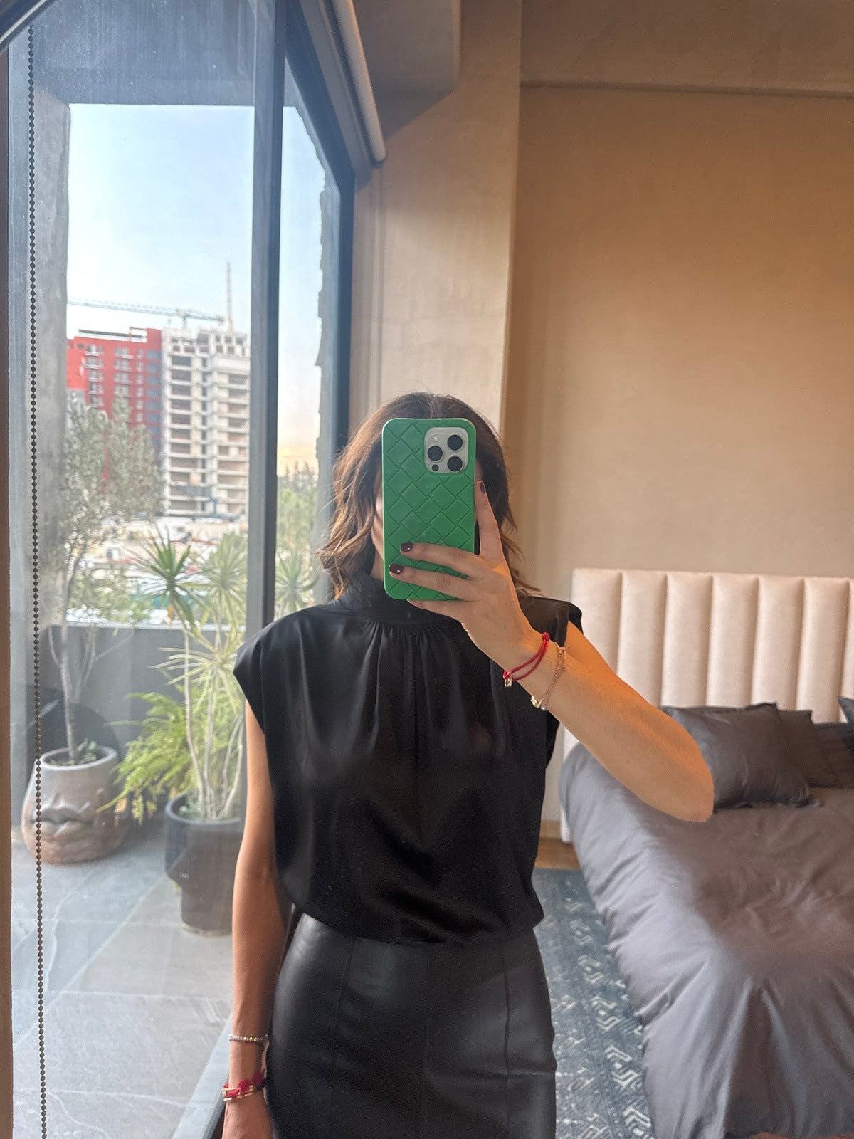 Blusa sin mangas satín negra