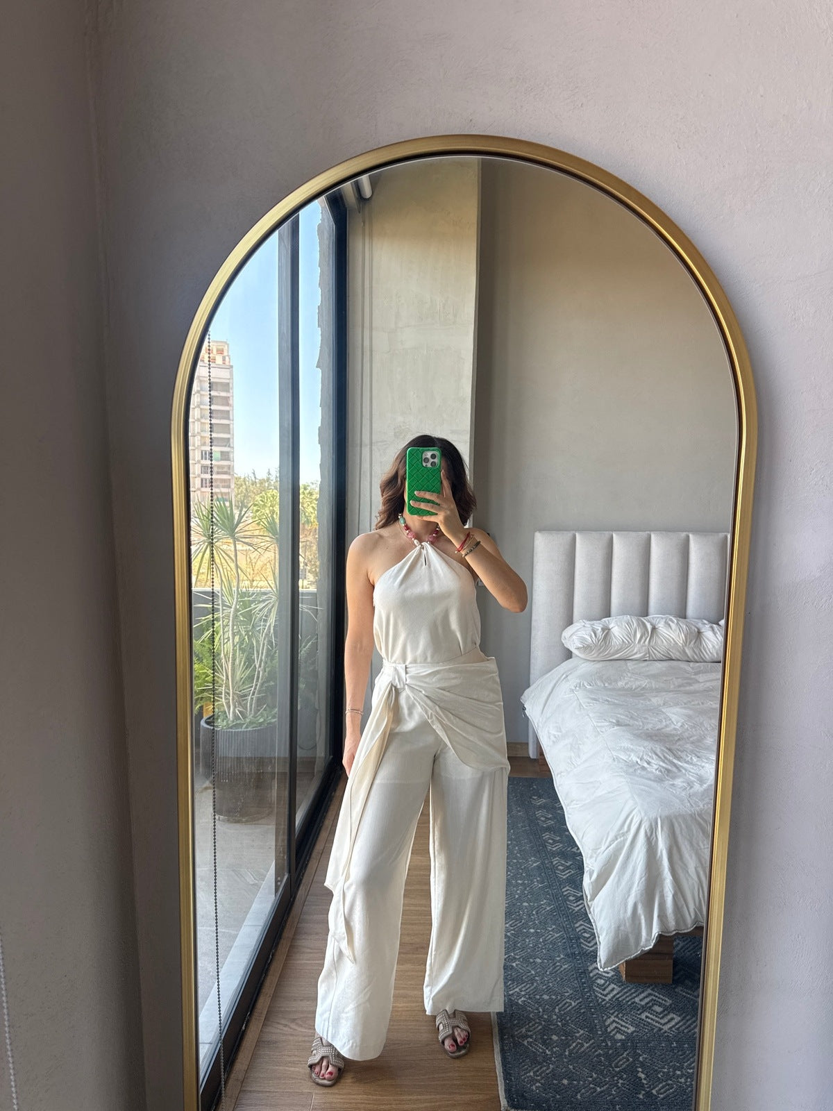 Set blusa halter con detalle piedras y pantalón nudo crema