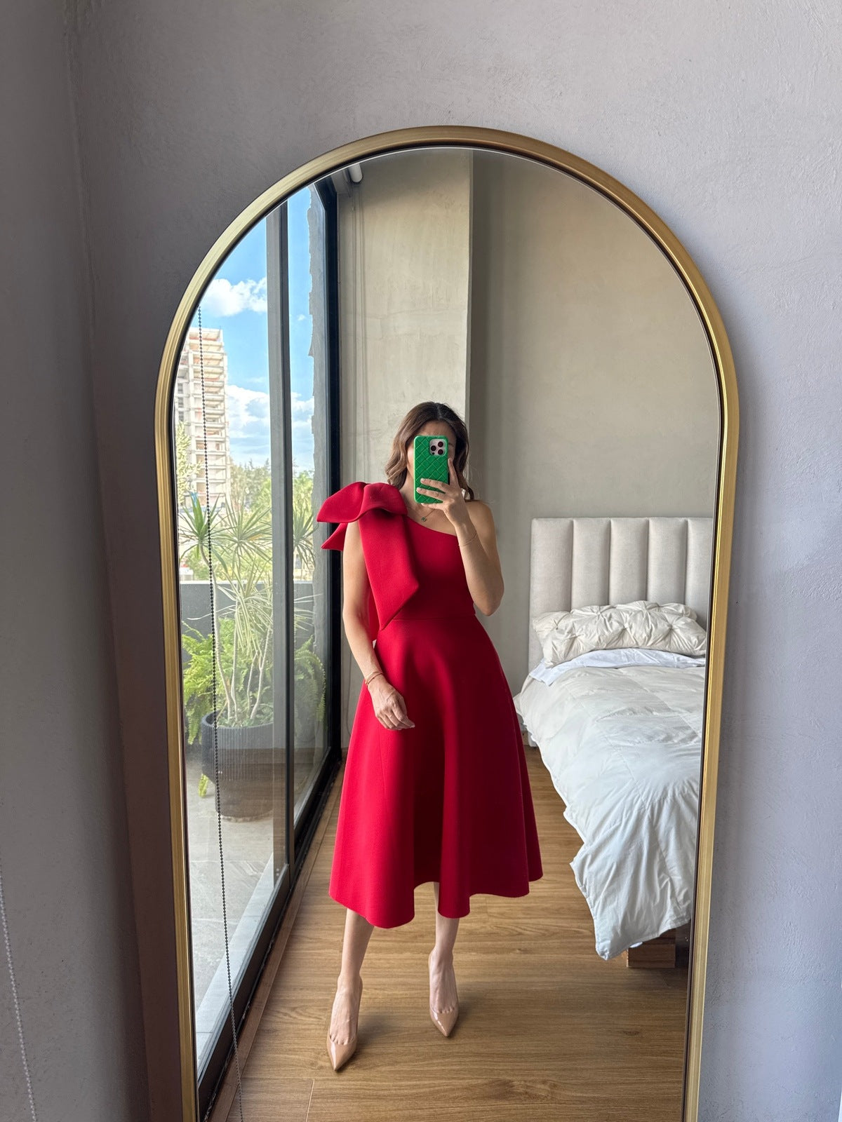 Vestido one shoulder moño linea rojo