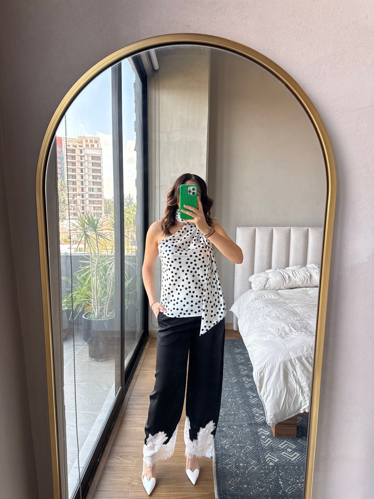 Blusa sin mangas lunares detalle cuello blanca