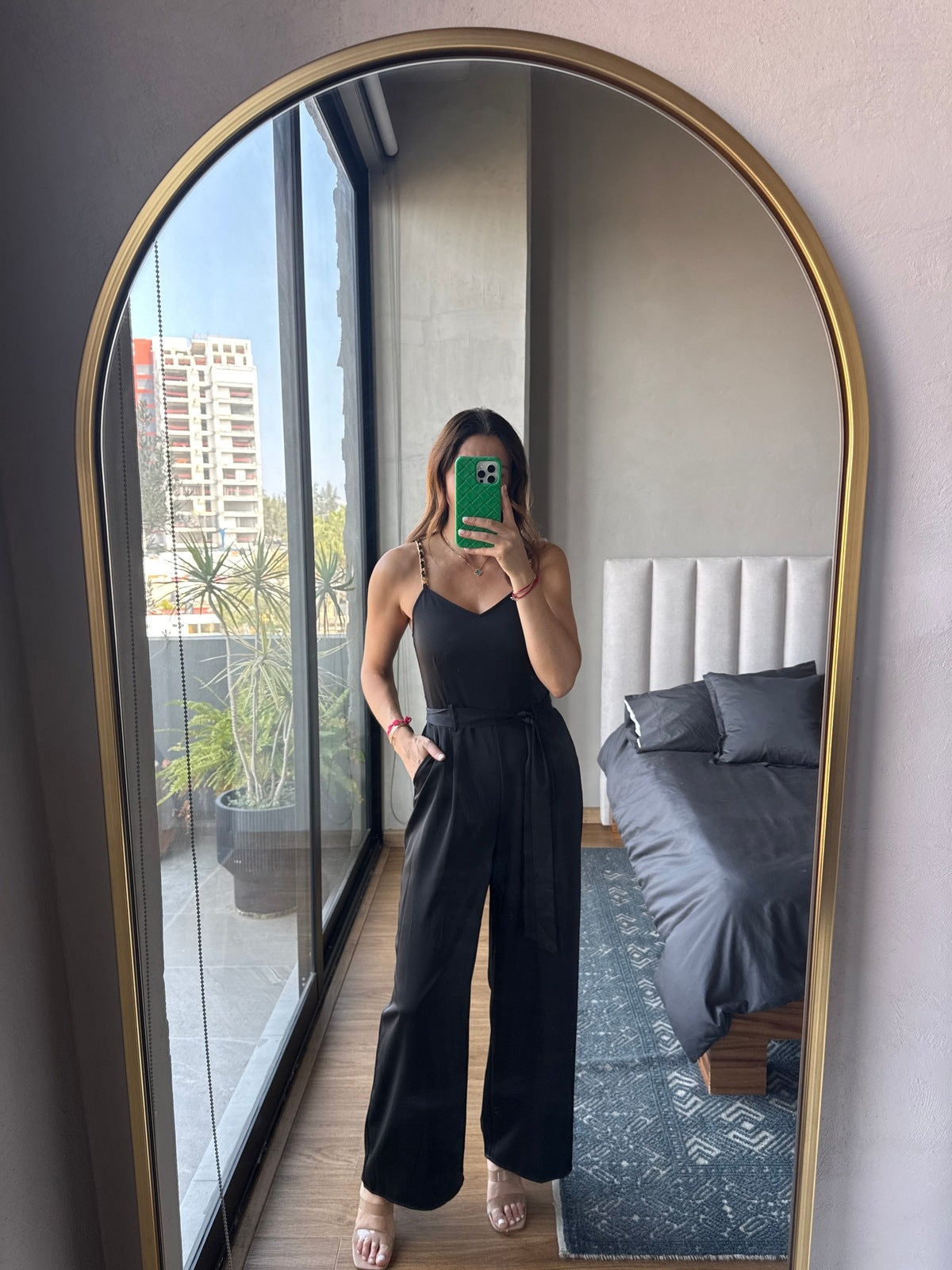 Jumpsuit satín tirantes cadena negro
