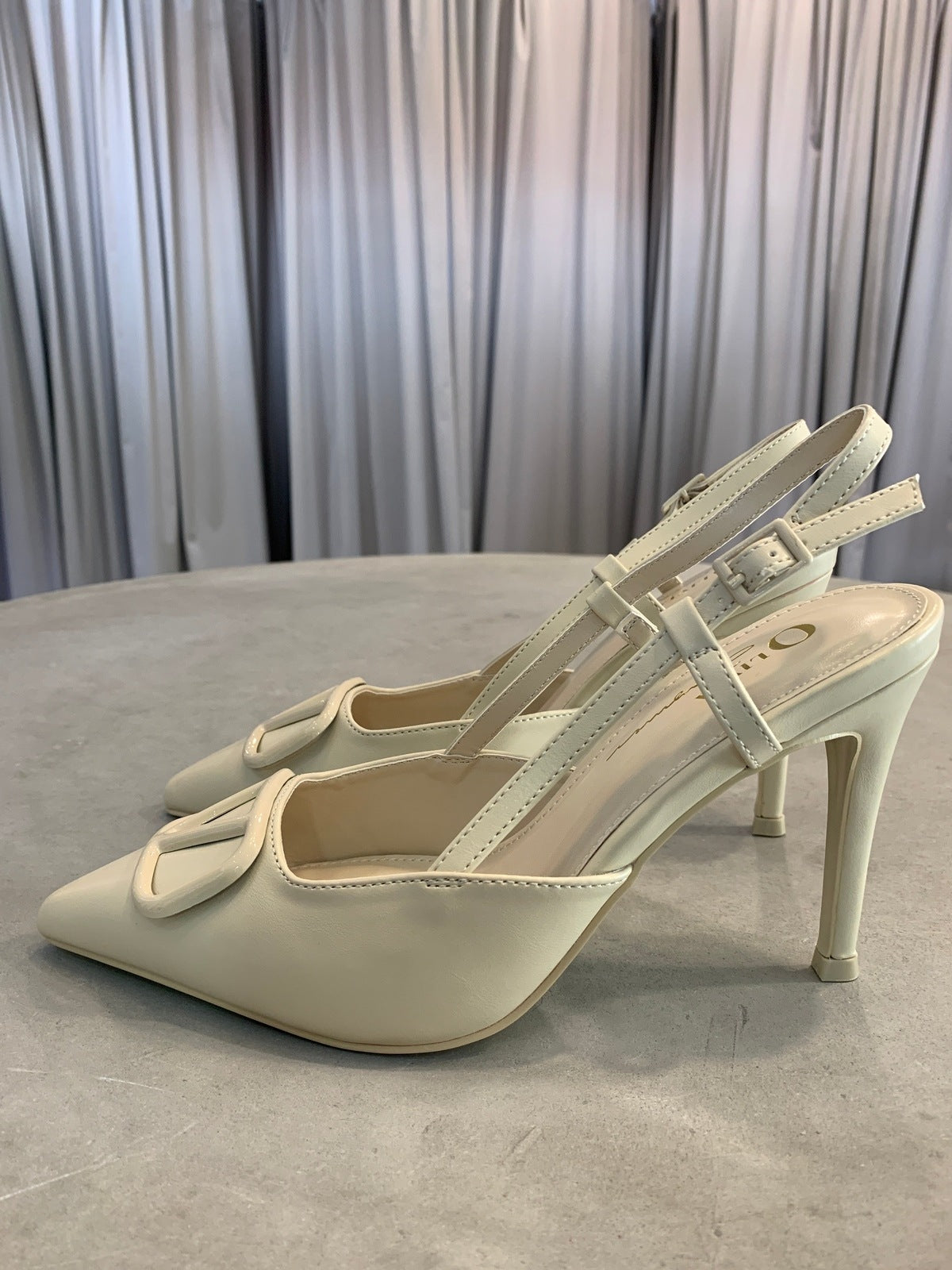 Dupes pointy heel valentino ivory