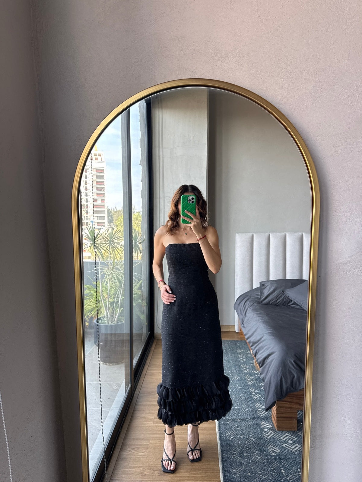 Vestido midi strapless detalle pétalos en falda negro