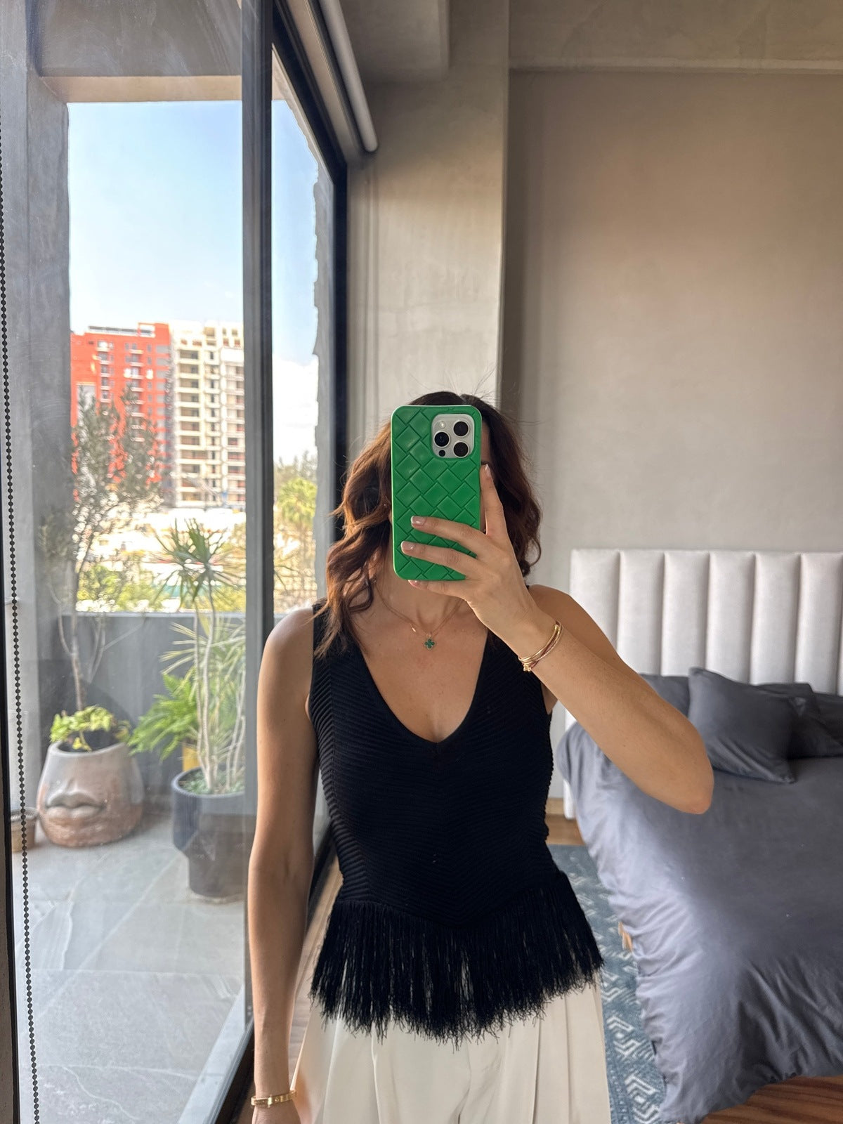 Blusa sin mangas tejida con flecos negra