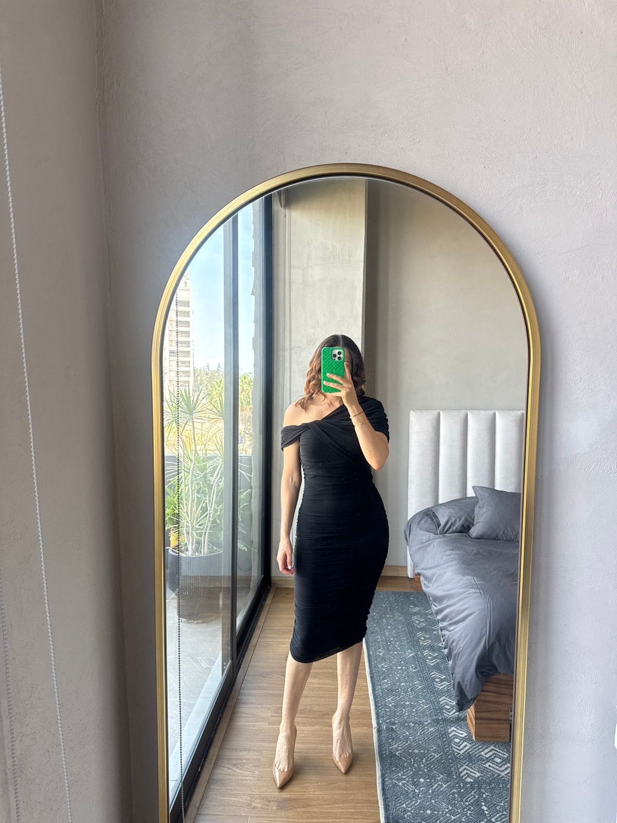 Vestido midi off shoulder negro