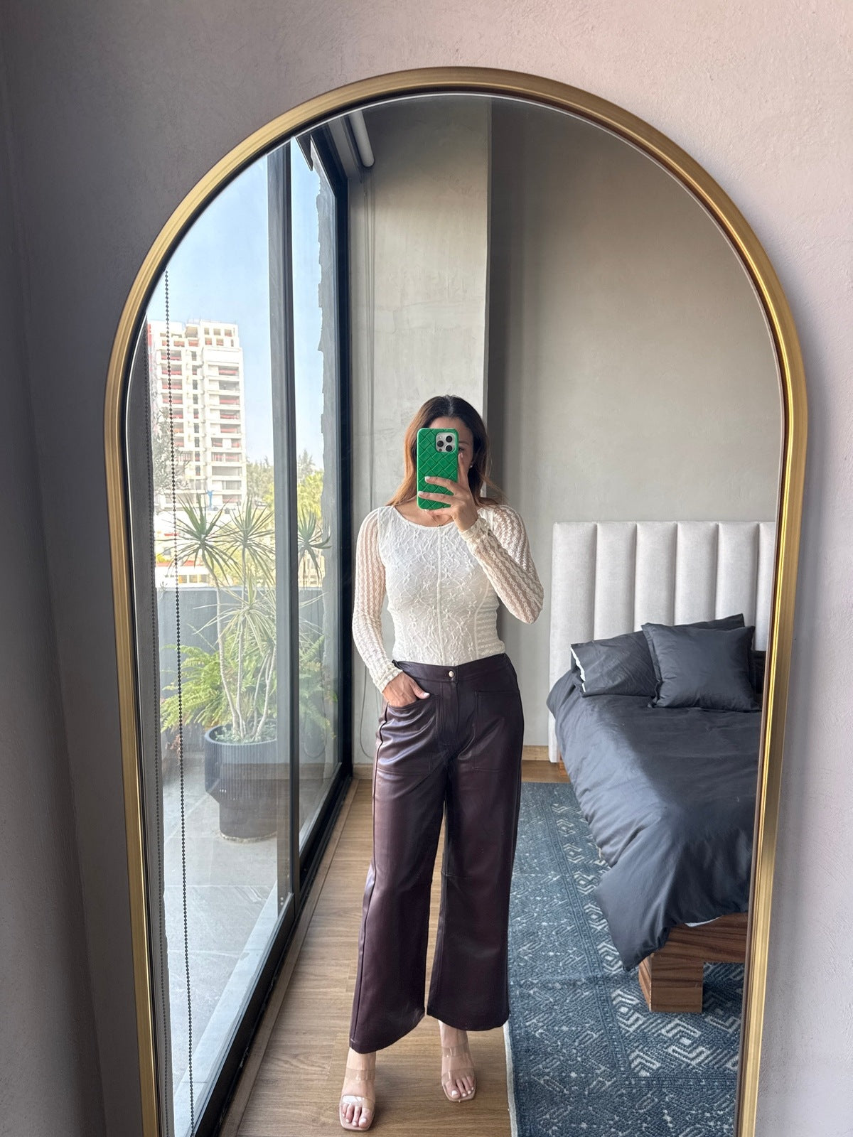 Pantalón tipo piel tinto