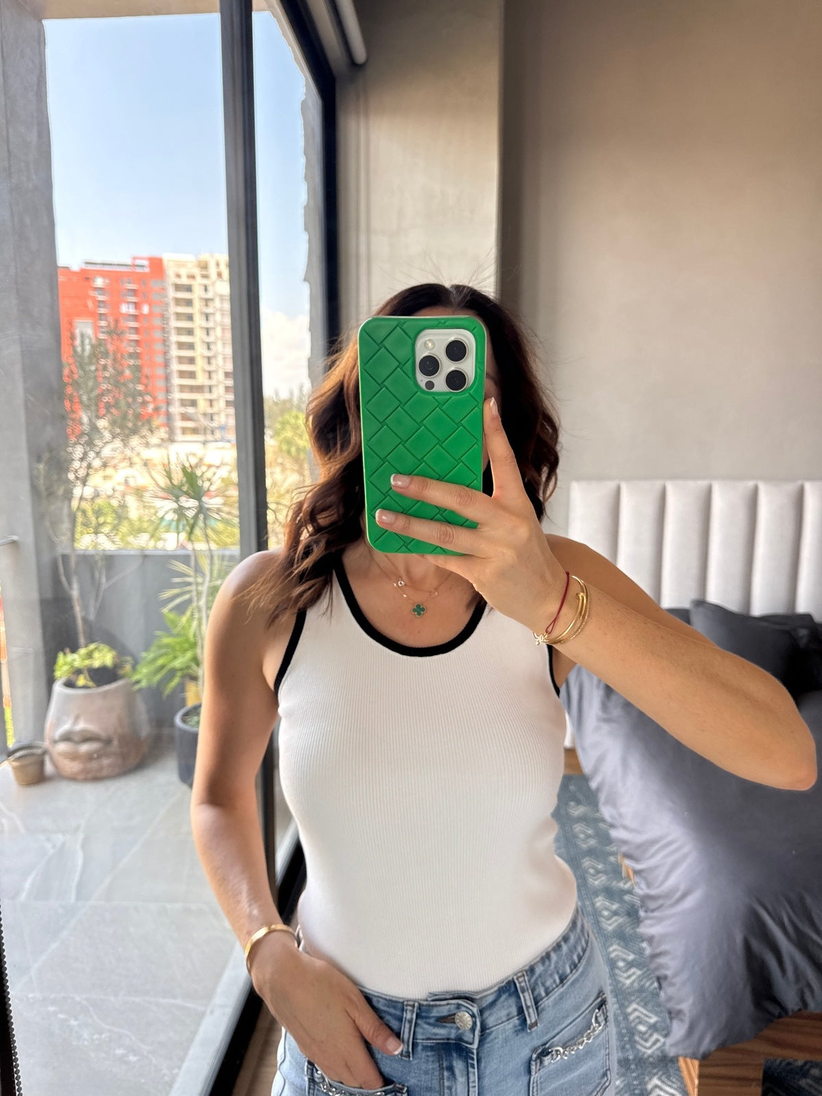 Tank top blanco con filo negro tejido