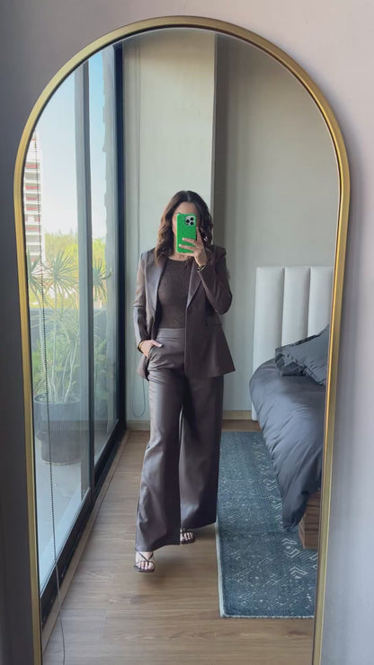 Set blazer y pantalón tipo piel café