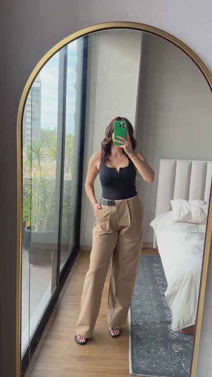 Pantalón con detalle hebilla khaki